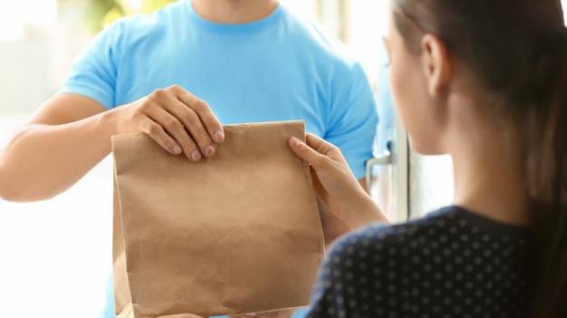 RMF Extra: Policjanci zatrzymali dostawcę jedzenia. Sami dowieźli zamówienie do klienta