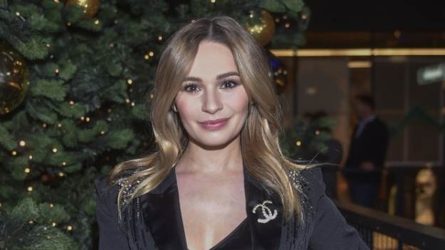 RMF Extra: Ewelina Lisowska podkreśliła wdzięki seksowną mini. Fanom opadły szczęki. "Ósmy cud świata" [ZDJĘCIE]