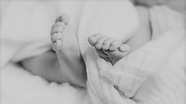 RMF Extra: Młoda matka i babcia zakopały niemowlę w dole z fekaliami. Jest wyrok [18+]