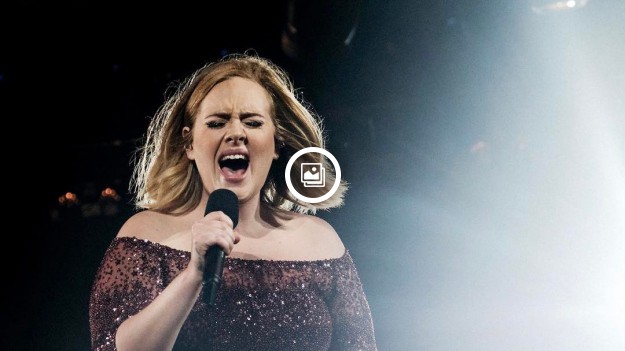 RMF Extra: Adele nie uszanowała ofiar "Titanica"? Na urodzinach z motywem filmu tańczyła w kamizelce ratunkowej