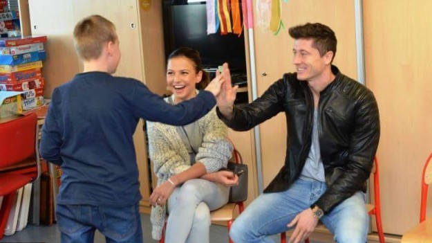 RMF Extra: Anna i Robert Lewandowscy przekazali pół miliona złotych na Centrum Zdrowia Dziecka