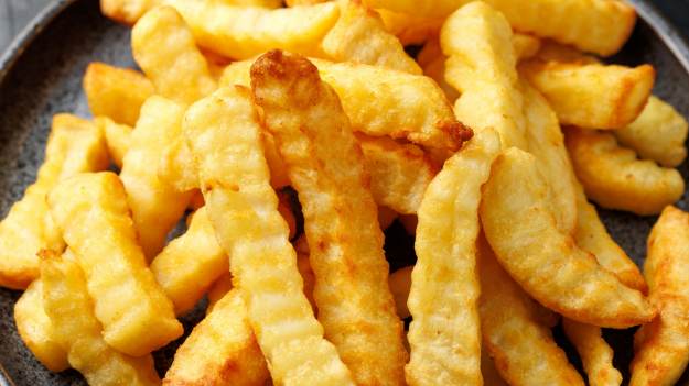 Zapomnij o gumowatych frytkach. Dodaj ten..