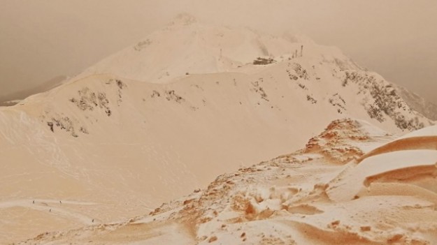 RMF Extra: Niesamowity widok! Pomarańczowy śnieg na wschodnioeuropejskich stokach