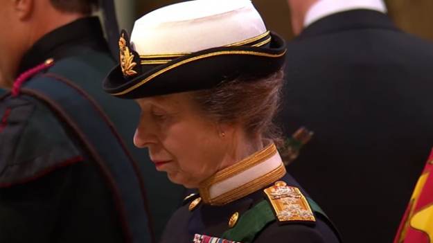 RMF Extra: Księżniczka Anna wydała oświadczenie. Była przy Elżbiecie II w ostatnich godzinach jej życia. "Mamo, Królowo, dziękuję"