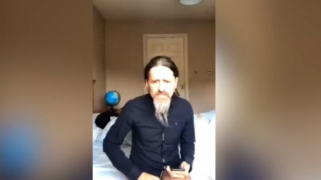 RMF Extra: Wpadka europosła! Podczas wideokonferencji miał na sobie tylko koszulę