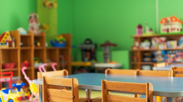 RMF Extra: Przedszkolanka uderzyła i rzuciła o ziemię 5-letniego chłopca. Nagranie trafiło do sieci 