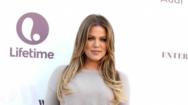 RMF Extra: Khloe Kardashian nago. Rozpięta koszula niewiele pozostawia wyobraźni... "Naturalne piękno" [FOTO]