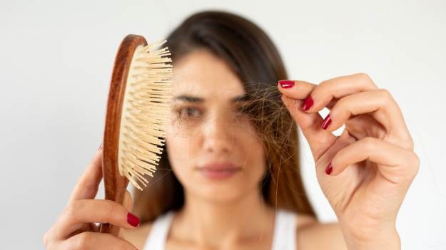 RMF Extra: Co robić, gdy włosy wypadają garściami?