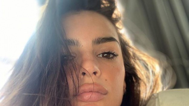 RMF Extra: Emily Ratajkowski kompletnie nago na wakacyjnym zdjęciu! Internauci zachwyceni figurą modelki