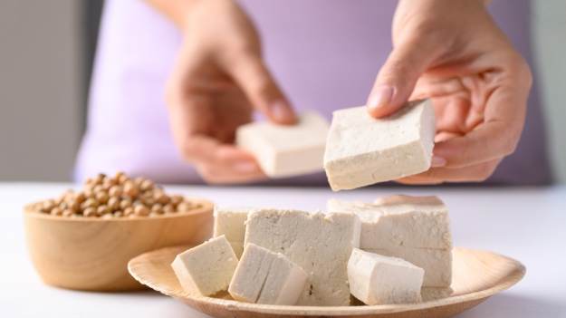 RMF Extra: Tofu łagodzi obajwy menopauzy? Eksperci odpowiadają