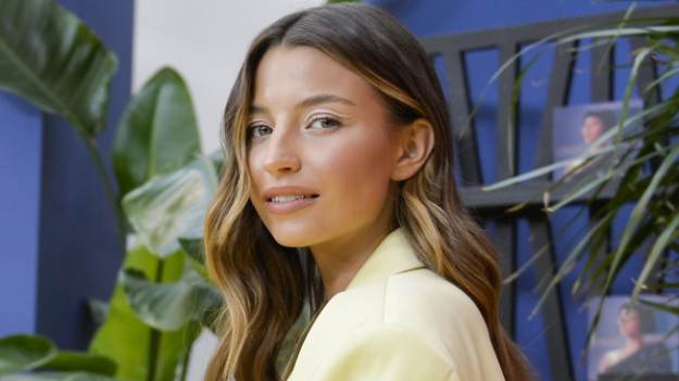 RMF Extra: Julia Wieniawa w "pierzastych" kreacjach. Przed obiektywem dała upust emocjom [WIDEO]