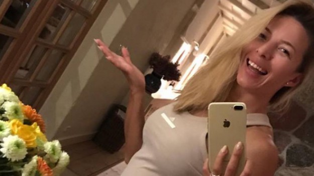 RMF Extra: Szczęśliwa Chodakowska z zaokrąglonym brzuszkiem. Fani: "Ewa w ciąży"