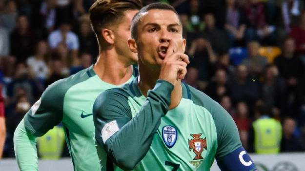 RMF Extra: Luksusowy jacht, czarno-złote kąpielówki i czarne paznokcie u stóp - tak wypoczywa najsłynniejszy piłkarz [FOTO]