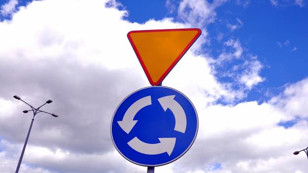 RMF Extra: Co z lewym kierunkowskazem na rondzie? Przepisy mówią jasno