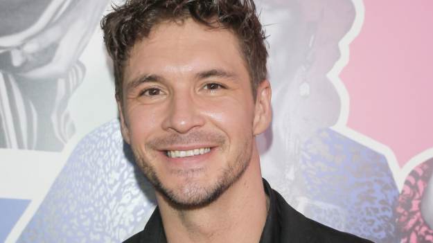 RMF Extra: Mama Mikołaja Roznerskiego w wejściu "na żywo" zaskoczyła aktora. "Mogłaś mi to dać później"