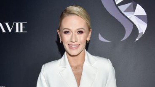 RMF Extra: Kasia Dziurska w odważnej kreacji na weselu przyjaciół. Czerwień, koronka i prześwitujące fragmenty zachwyciły internautów