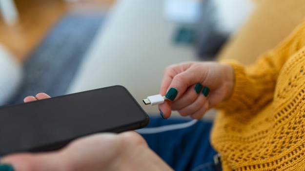 RMF Extra: Do wtyczki czy telefonu? Eksperci wskazują jasno, do czego należy najpierw podłączyć ładowarkę