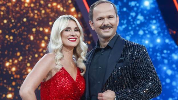 RMF Extra: Kajra kokietuje w sieci. Błyszcząca sukienka na ramiączkach podkreśliła wszystkie jej atuty!