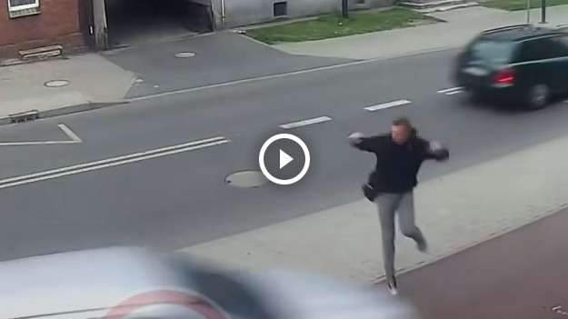 RMF Extra: Pieszy otarł się o śmierć! Rozpędzony samochód prawie uderzył go na chodniku [WIDEO]