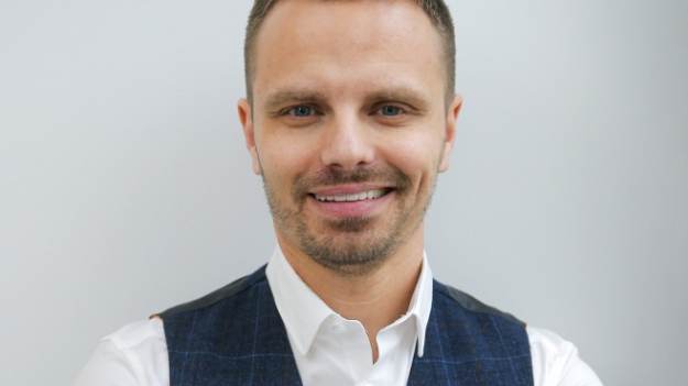 RMF Extra: Marcin Hakiel pokazał zdjęcie z tajemniczą blondynką. Fani porównują ją do Kasi Cichopek. "Śliczny plasterek na krwawiące jeszcze rany"