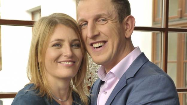 RMF Extra: Agnieszka i Robert Filochowscy z „Rolnik szuka żony” na nowym zdjęciu. Towarzyszą im dzieci! Jak wyglądają pociechy uczestników show? [ZDJĘCIE]