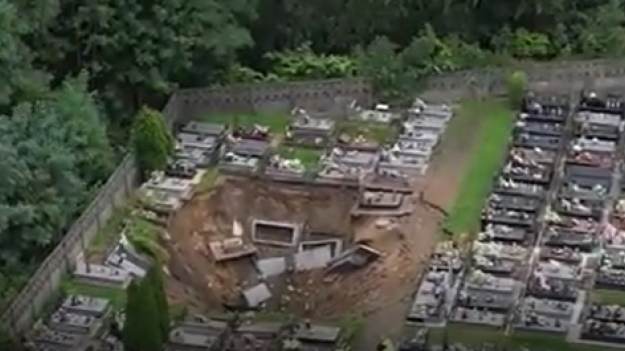 RMF Extra: Na cmentarzu w Trzebini pojawiło się ogromne zapadlisko. Wiele grobów zniszczonych [ZDJĘCIA]