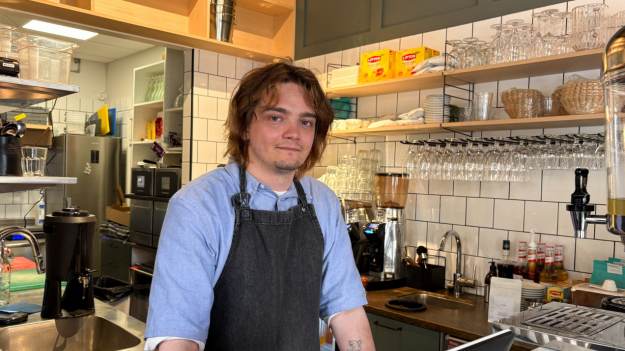 RMF Extra: Polak baristą w pierwszej na świecie kawiarni zarządzanej przez AI. Jaką szefową jest Mona?