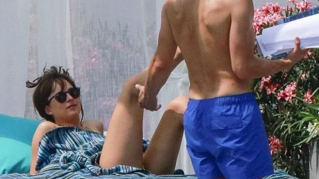 RMF Extra: Christian Grey wyszedł z czerwonego pokoju bólu... Na plażę!