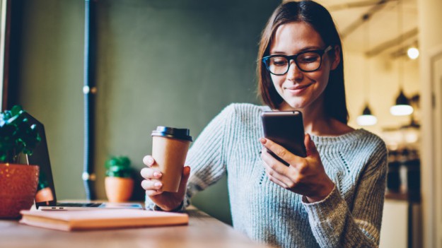 RMF Extra: 28 lat temu wysłano pierwszą wiadomość SMS! Jak brzmiała? Sprawdź!