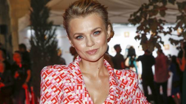 RMF Extra: Emilia Komarnicka w odważnym tańcu. Zmysłowe ujęcia trafiły do sieci! Fani komentują: "Wspaniała, prawdziwa" [WIDEO]