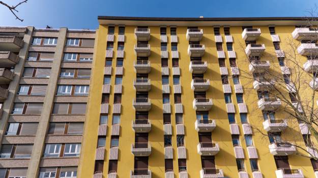 RMF Extra: 3-latka stała w otwartym oknie na 3. piętrze. Była sama w domu