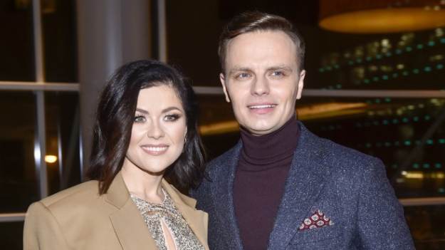 RMF Extra: Katarzyna Cichopek i Marcin Hakiel tańczą boso w piasku. Mąż gwiazdy "M jak Miłość" podzielił się osobistymi nagraniami [WIDEO]