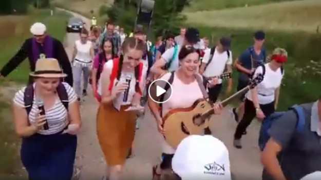 RMF Extra: Pielgrzymi przerobili "Miłość w Zakopanem". Zaśpiewali o miłości w Częstochowie