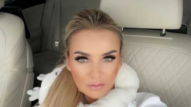 RMF Extra: Monika Chwajoł rozgrzewa sieć! Gwiazda "Królowych życia" śmiało odsłoniła głęboki dekolt [FOTO]