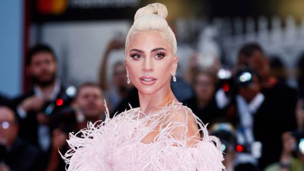 RMF Extra: Lady Gaga w pięknej sesji zdjęciowej! Pozuje wyłącznie w czarnej marynarce i kozakach. "Ona jest taka gorąca!" [FOTO]