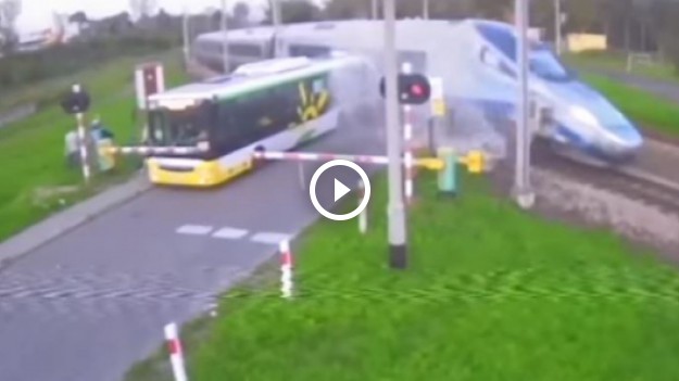 RMF Extra: Pendolino wjechało w autobus. Mamy film. Kierowca próbował zatrzymać pociąg!