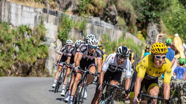 RMF Extra: Tragiczny wypadek znanego kolarza. Sportowiec doznał urazu kręgosłupa