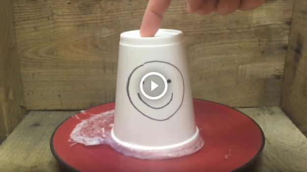 RMF Extra: Kubek w starciu ze zmywaczem do paznokci - nie miał szans!