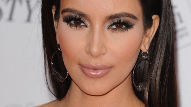 RMF Extra: Kim Kardashian nago?! Zasłania ją jedynie naszyjnik z kwiatów i... papuga