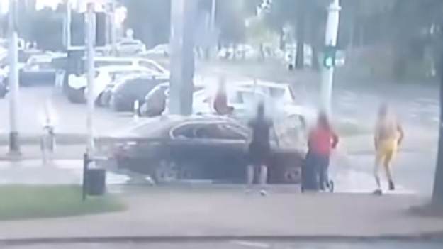 RMF Extra: BMW wjechało w kobietę i 3-latka na przejściu dla pieszych. Są ciężko ranni. Opublikowano nagranie ku przestrodze [WIDEO]  