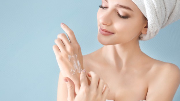 RMF Extra: Domowa pielęgnacja dłoni. 6 sposobów na suchą skórę