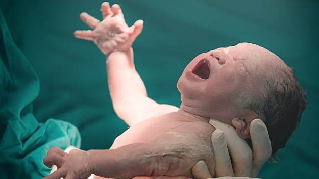 RMF Extra: Błyskawiczny poród w samochodzie. "Kilka chwil później widziałam już dziecko w swoich spodniach” [WIDEO]