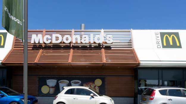 RMF Extra: McDonald's komentuje incydent z Julią von Stein, która zaatakowała pracownika. Firma wydała oświadczenie: "Nie ma zgody na obrażanie, krzyki i jakąkolwiek formę przemocy wobec zespołu"