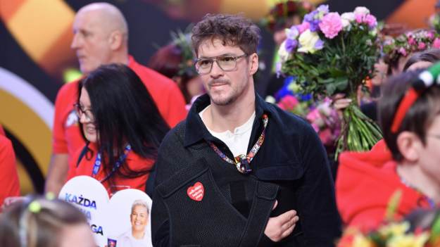 RMF Extra: Roznerski pojawił się w sztabie WOŚP. Jeden szczegół zaniepokoił fanów. „Co z ręką?”