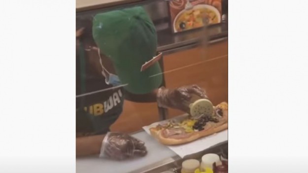 RMF Extra: Pracownica zasnęła podczas robienia kanapki dla klienta restauracji. To nagranie stało się hitem w sieci!