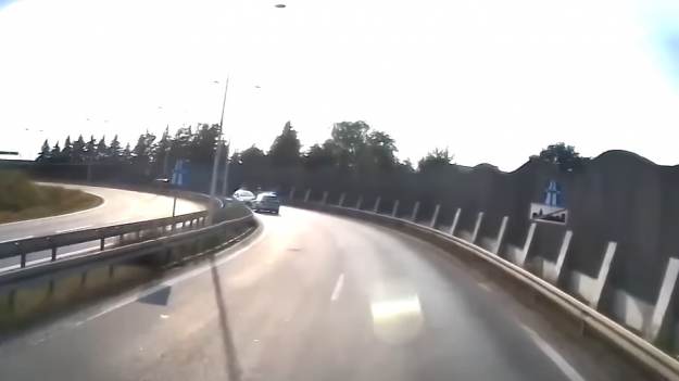 RMF Extra: Jechali na autostradzie pod prąd. Na widok policji zaczęli zawracać... Internauci nie mają litości dla kierowców! [WIDEO]