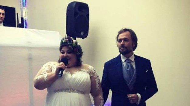 RMF Extra: Dominika Gwit pokazała suknię ślubną w pełnej krasie. Pod zdjęciem burza. "Biedny facet"