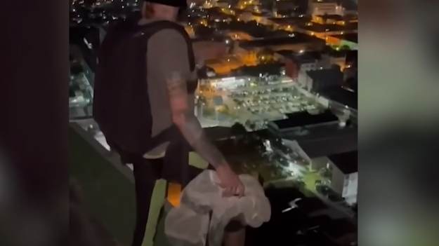 RMF Extra: Skoczył z 29. piętra ze spadochronem, który się nie otworzył. Zginął na miejscu [WIDEO]