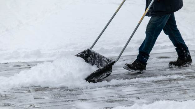 RMF Extra: Kto odpowiada za odśnieżenie chodnika? Przepisy mówią wprost