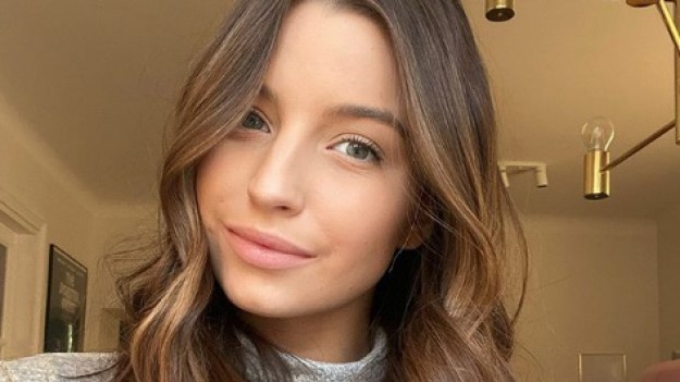 RMF Extra: Julia Wieniawa w krótkim topie ćwiczy na siłowni. Forma młodej aktorki robi wrażenie! 